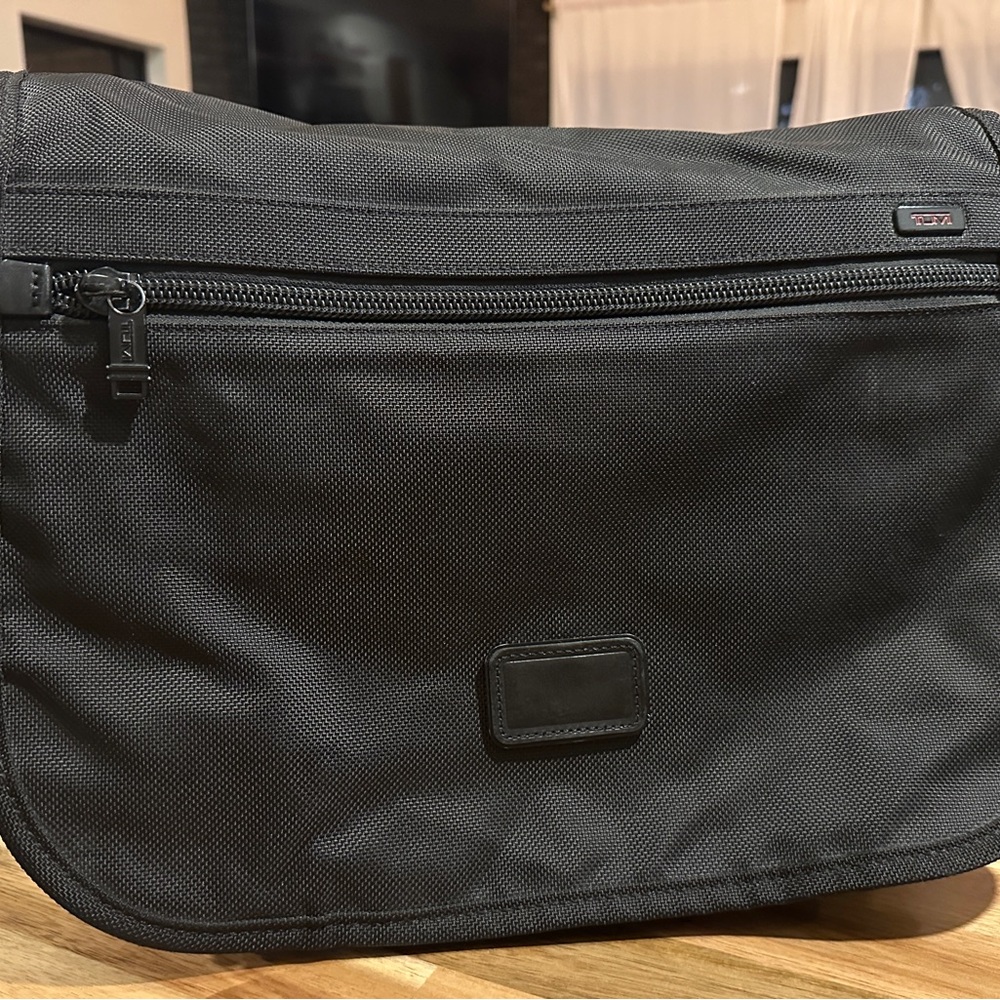 Tumi Black Professional Messenger Bag with Durable Design